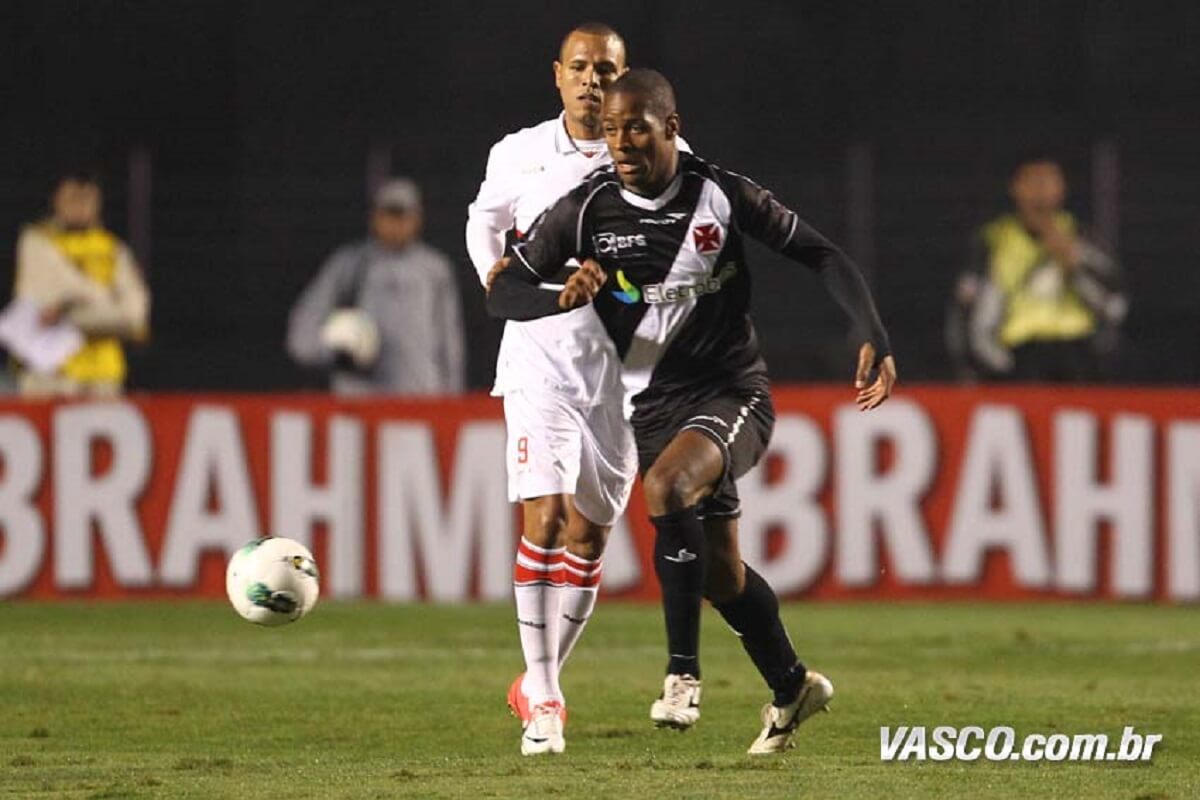 Dedé em ação pelo Vasco contra o São Paulo pelo Brasileirão 2012