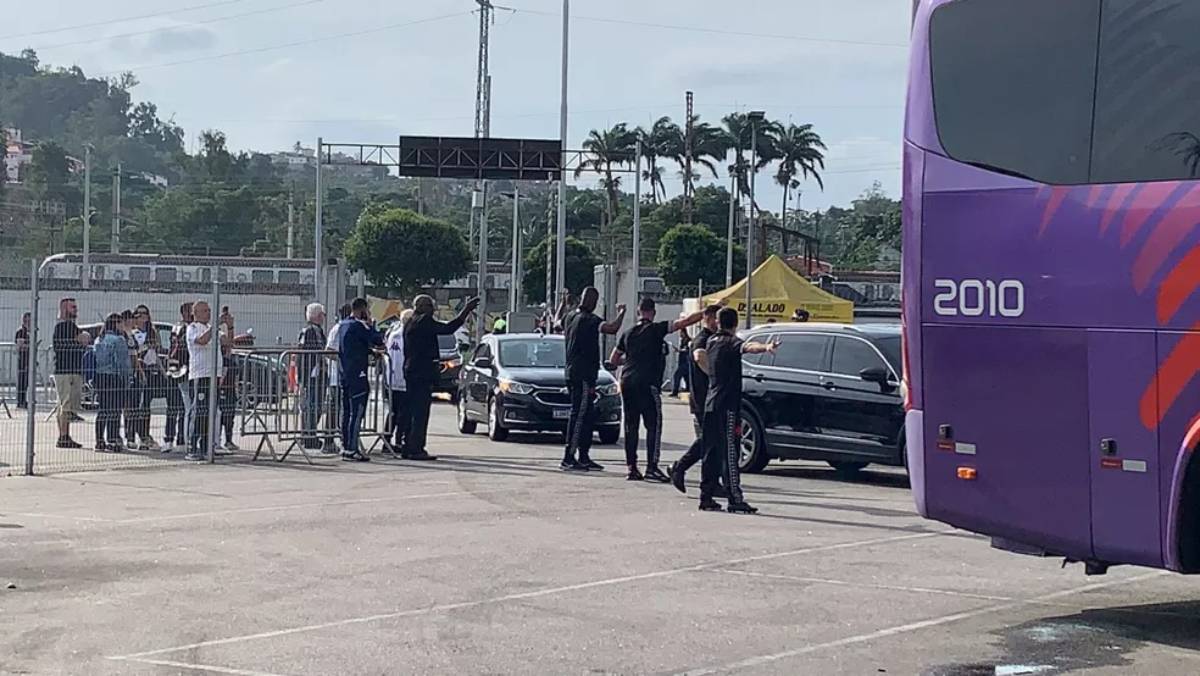 Elenco do Vasco chegam ao Maracanã em carros particulares