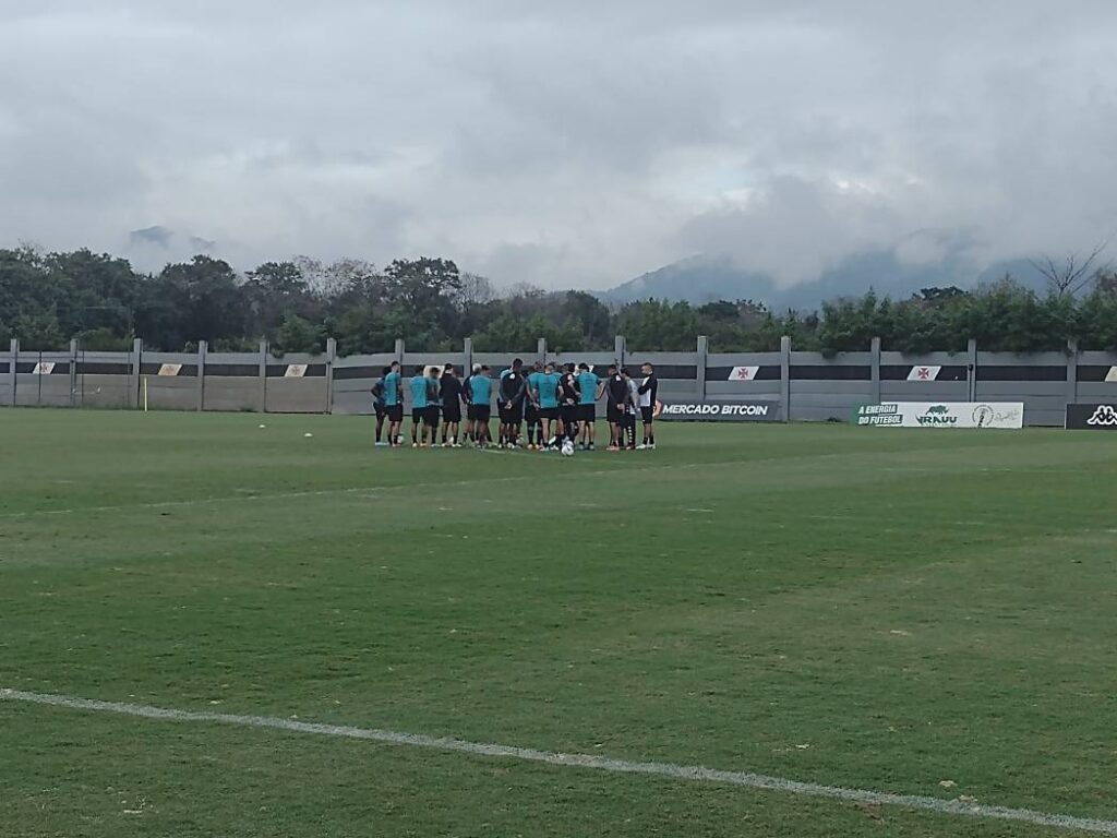 Elenco do Vasco reunido no 1º treino de Maurício Souza