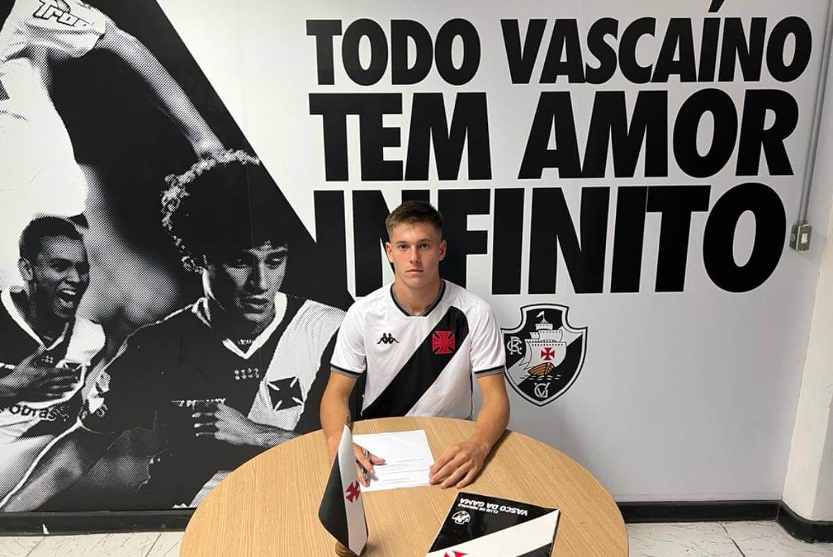 Estrella na assinatura do primeiro contrato profissional com o Vasco