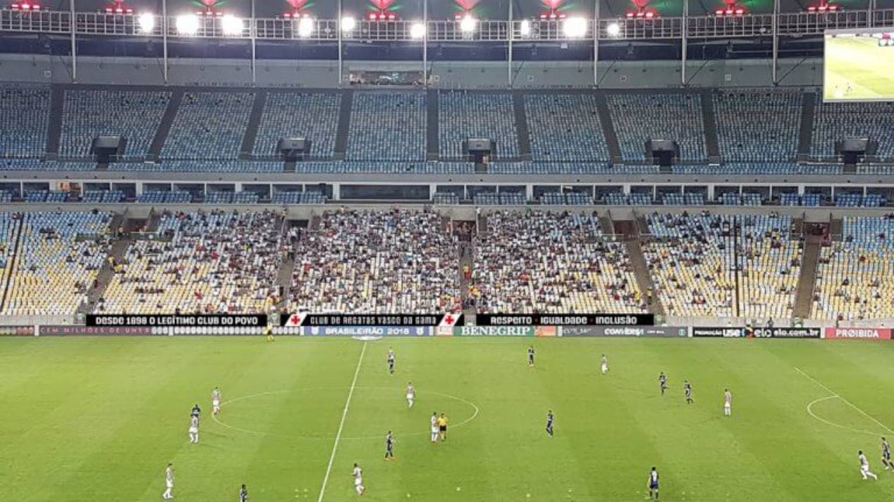 Projeção de como ficaria a faixa no Maracanã