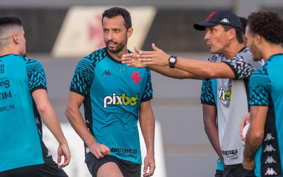 Gabriel Pec, Nenê e Figueiredo conversando com Zé Ricardo em treino do Vasco
