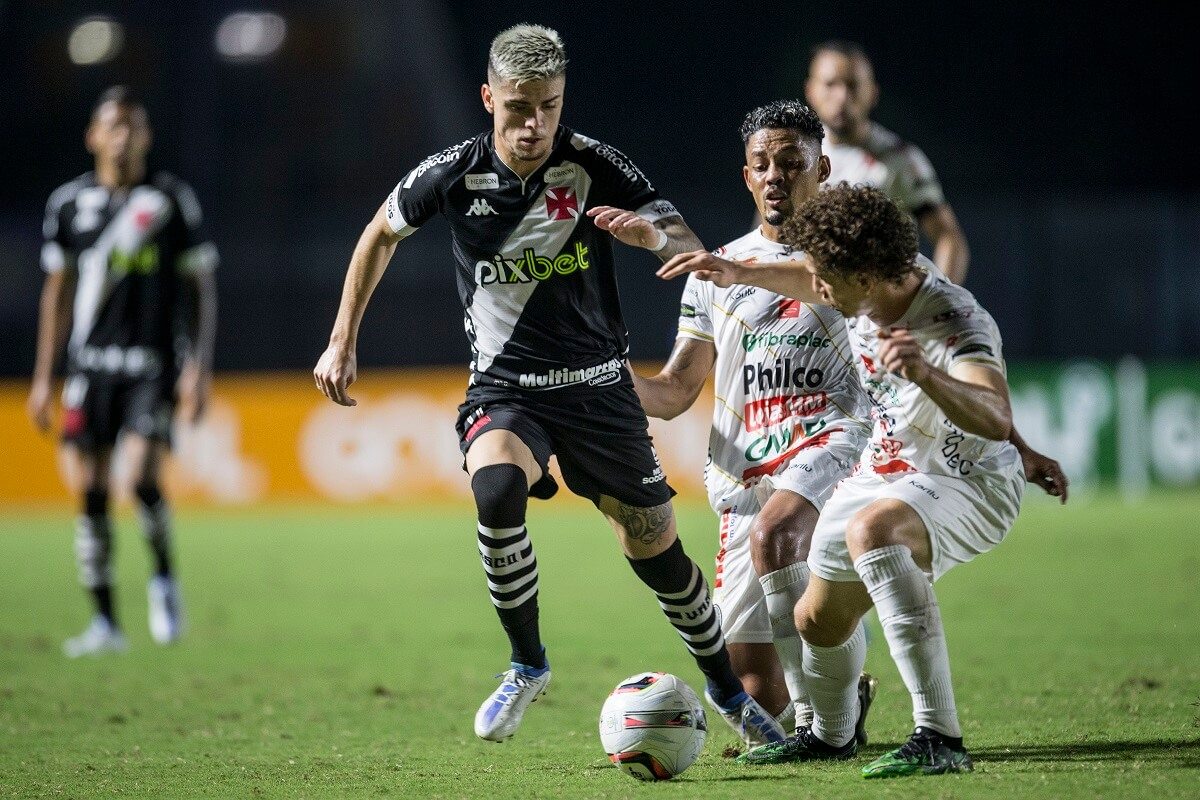 Gabriel Pec em jogo contra o Operário pela Série B 2022