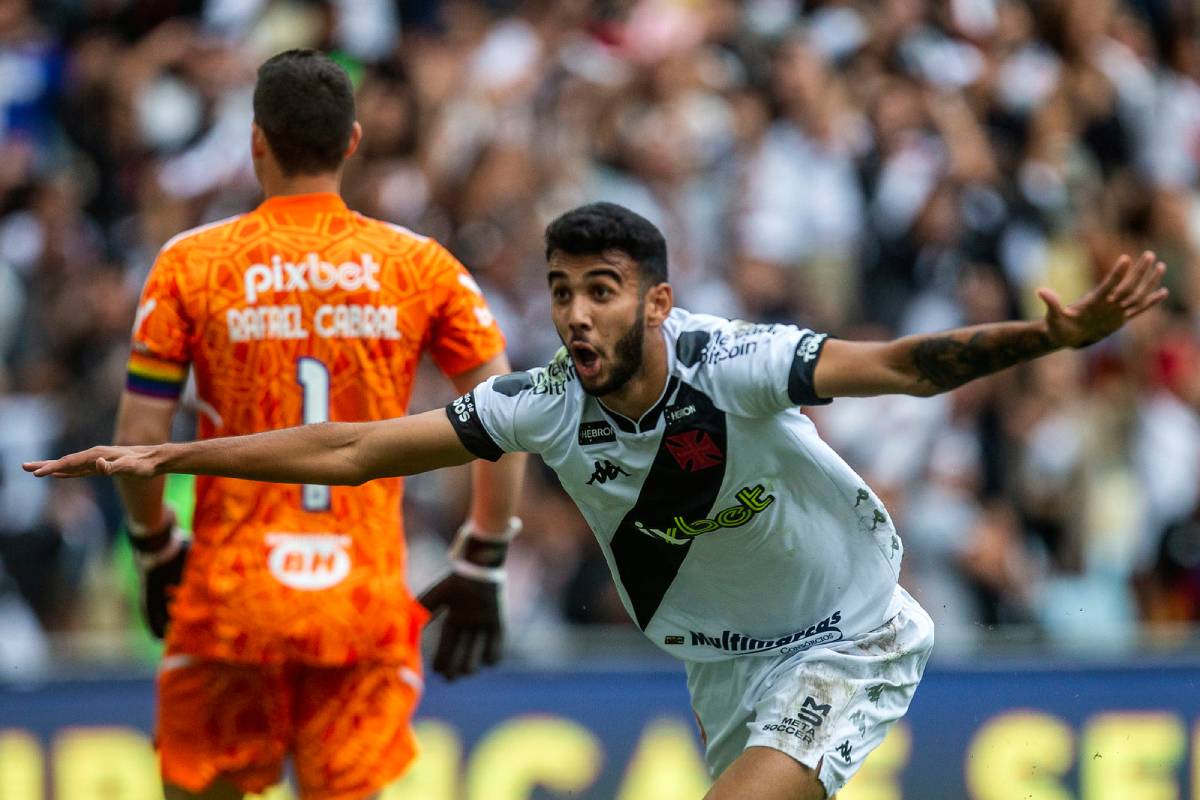 Getúlio comemorando gol contra o Cruzeiro no Maracanã