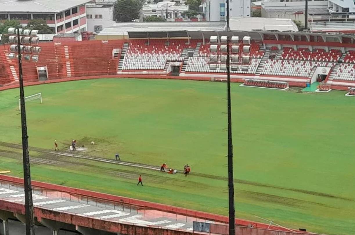 Gramado dos Aflitos sofre com fortes chuvas em Recife