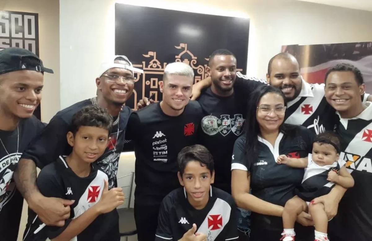 Jogadores do Vasco com torcedores em evento