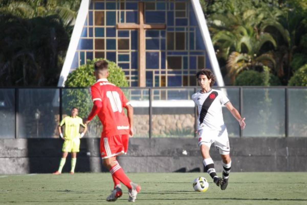 Volante JP, do Sub-17, em ação pelo Vasco