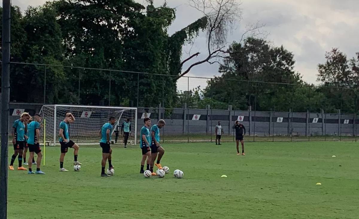 Juninho treina com o elenco do Vasco