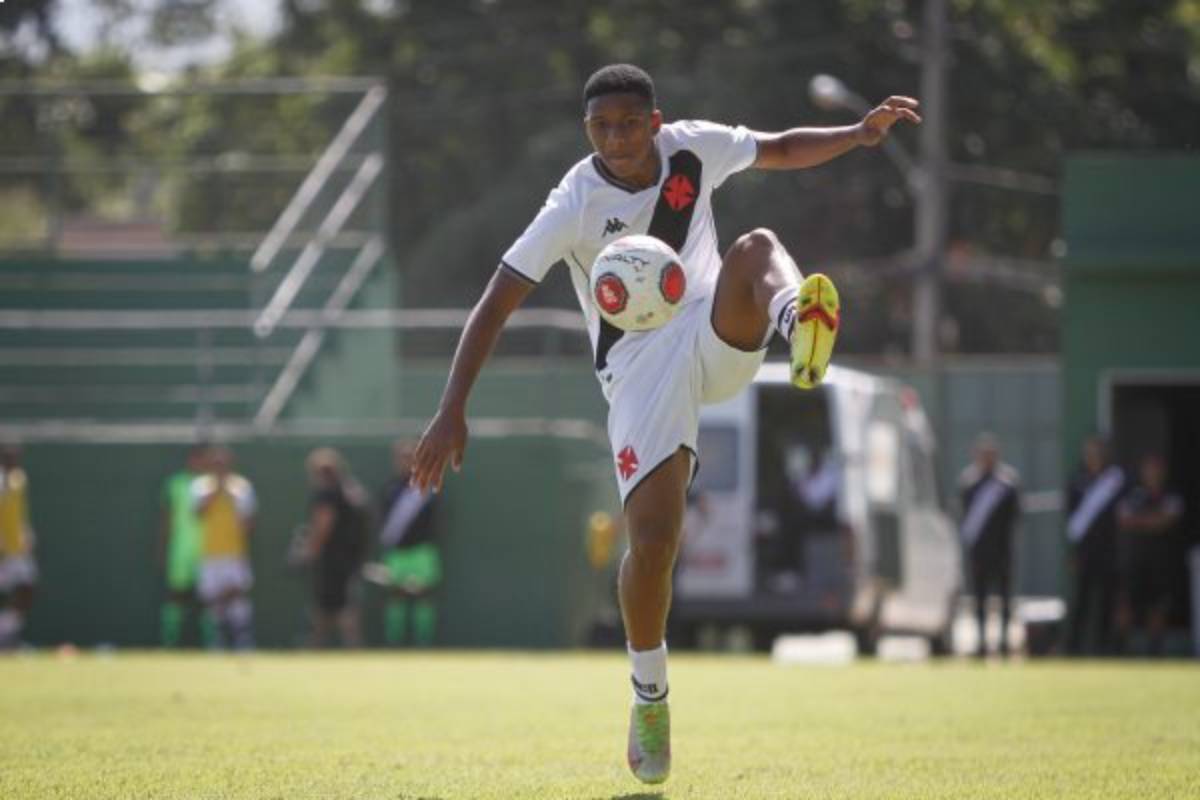 Leandrinho em ação pela equipe Sub-17 do Vasco