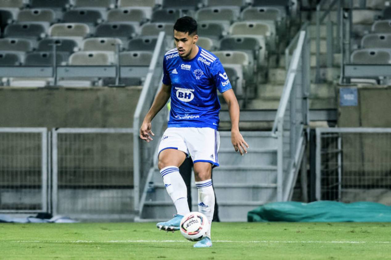 Lucas Oliveira defende o Cruzeiro