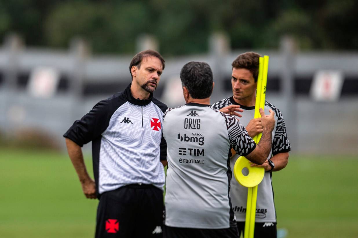 Maurício Souza comanda treino no CT Moacyr Barbosa