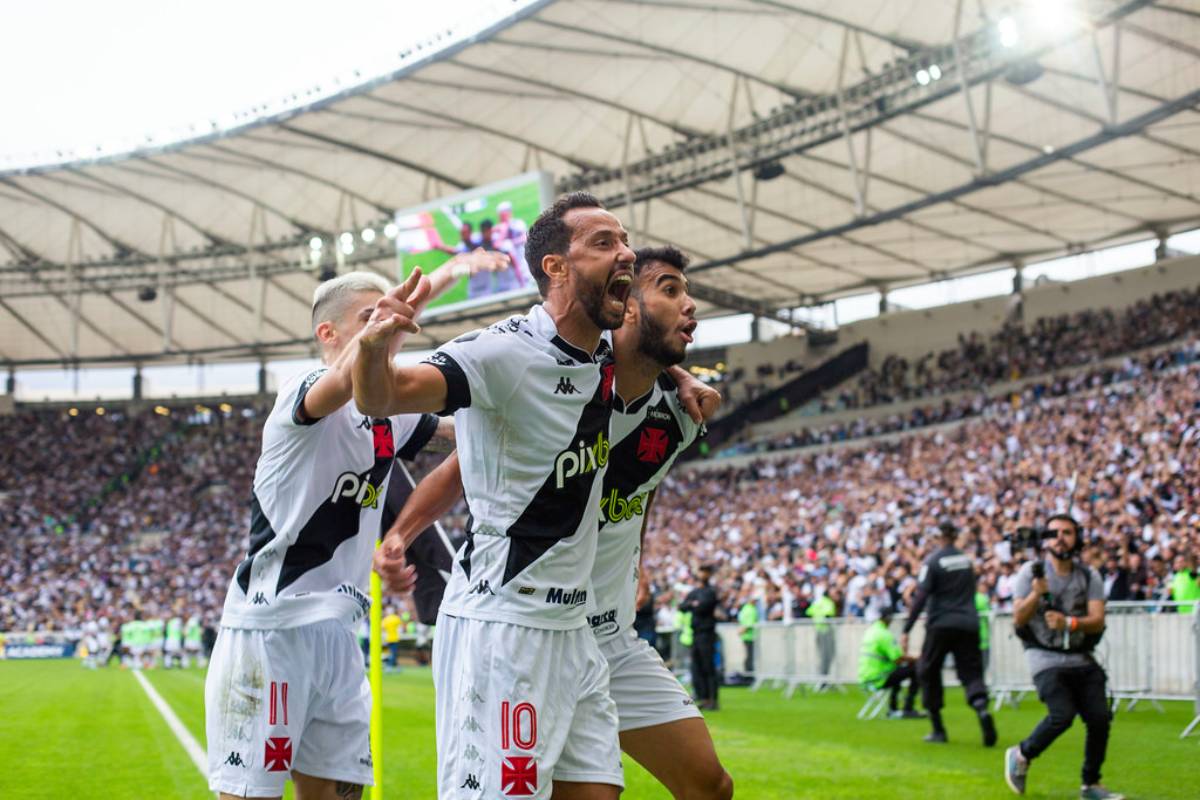 Nenê, Pec e Getúlio comemorando gol contra o Cruzeiro no Maracanã