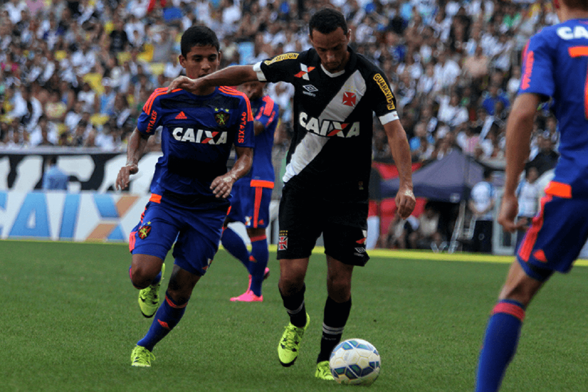 Nenê em ação pelo Vasco contra o Sport no Maracanã pelo Brasileirão 2015