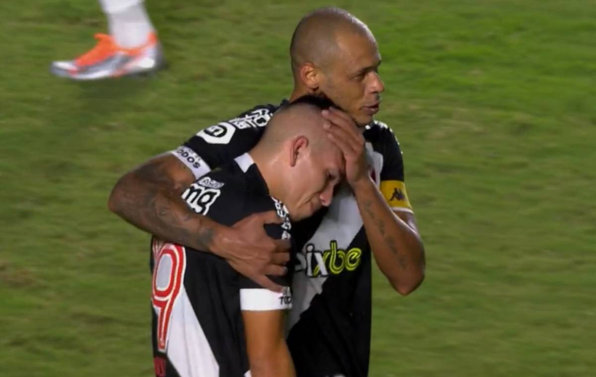 Anderson Conceição consolando Palacios após empate do Vasco