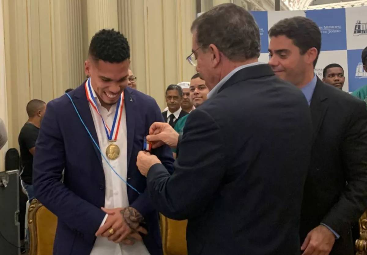 Paulinho recebe a medalha Pedro Ernesto