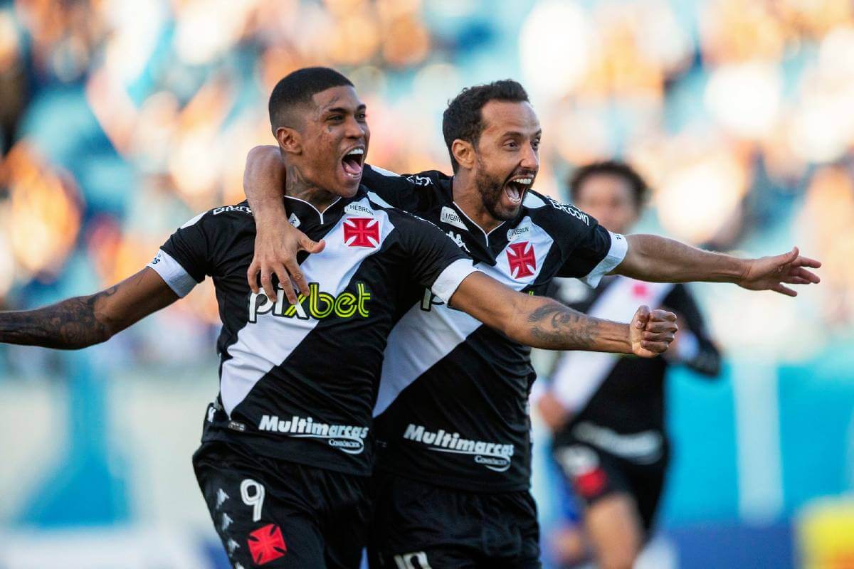 Raniel e Nenê comemorando gol contra o Londrina