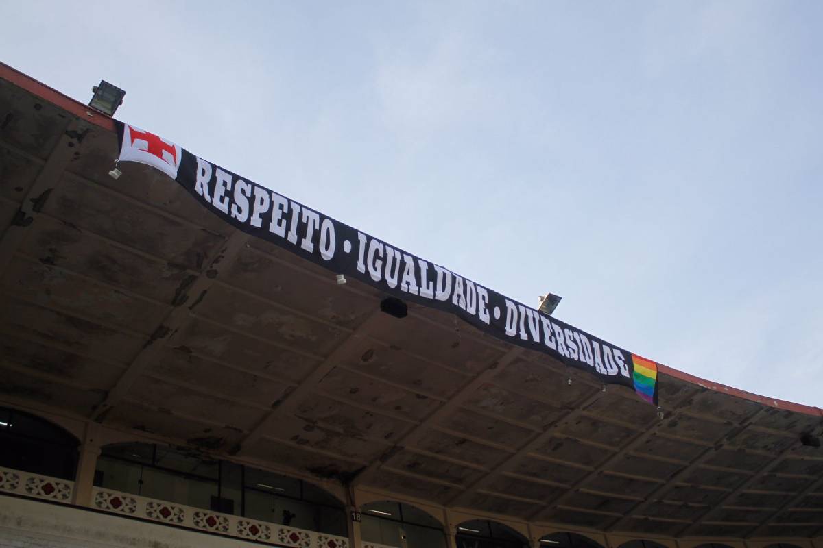 São Januário recebe faixa com os dizeres 'Respeito, Igualdade e Diversidade'