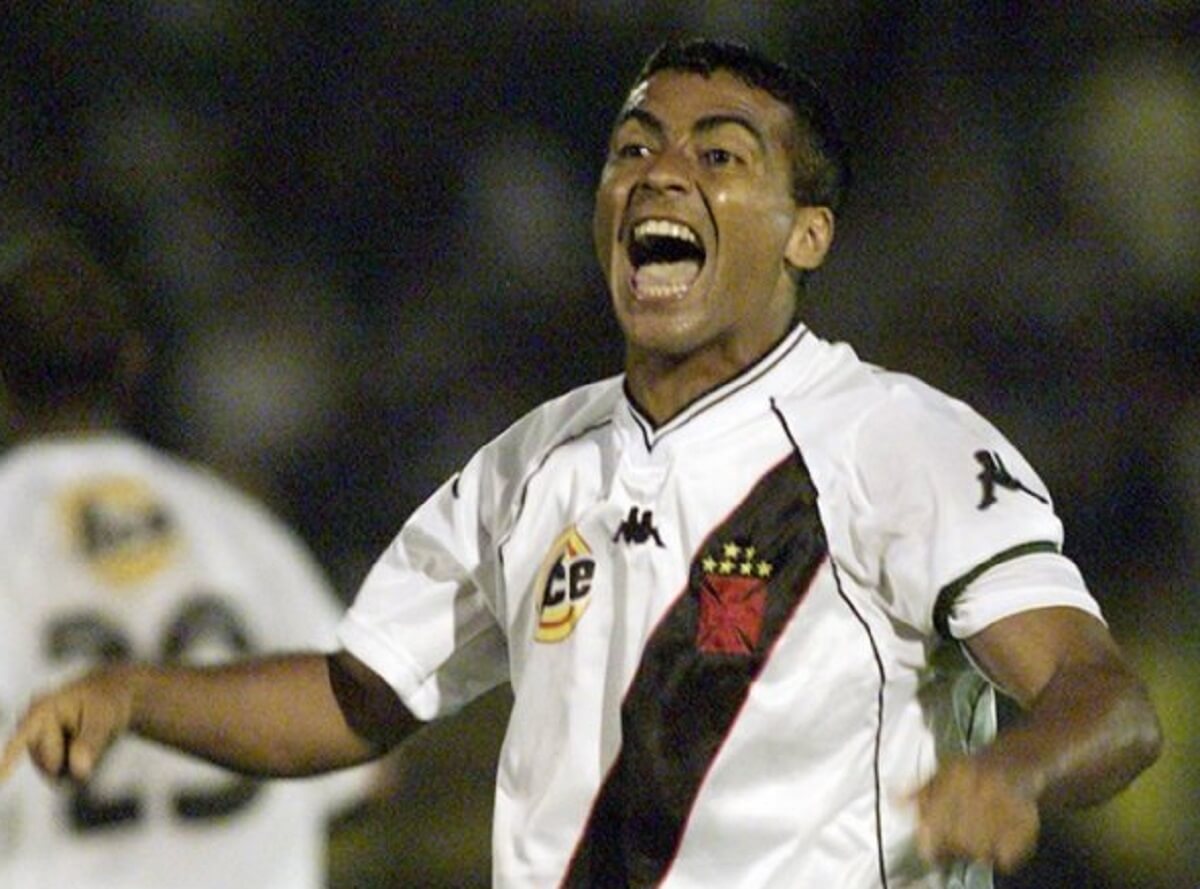 Romário celebrando gol pelo Vasco contra o Palmeiras pela Copa Mercosul 2000