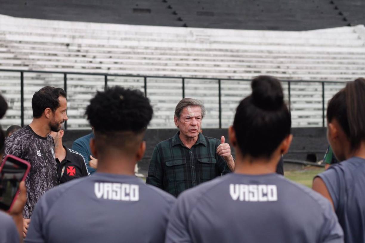 Nenê e Salgado no treino das Meninas da Colina