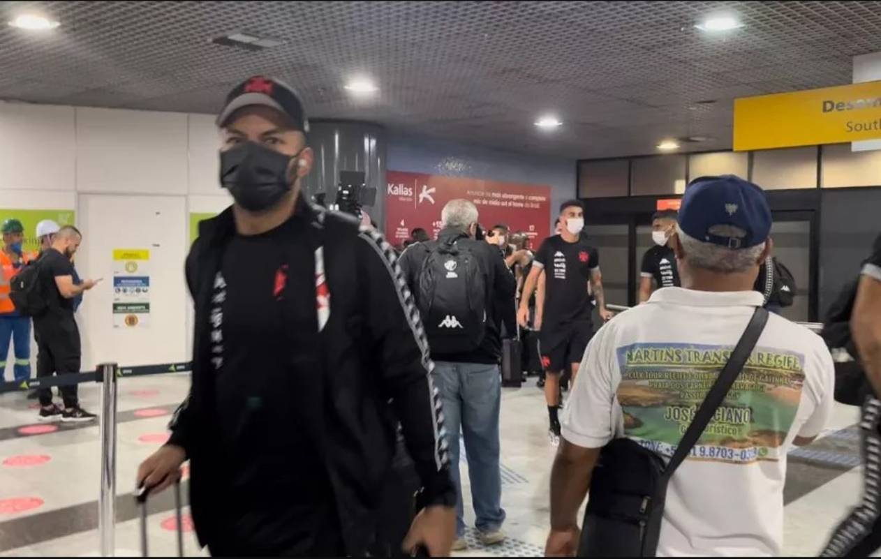 Thiago Rodrigues no desembarque em Recife