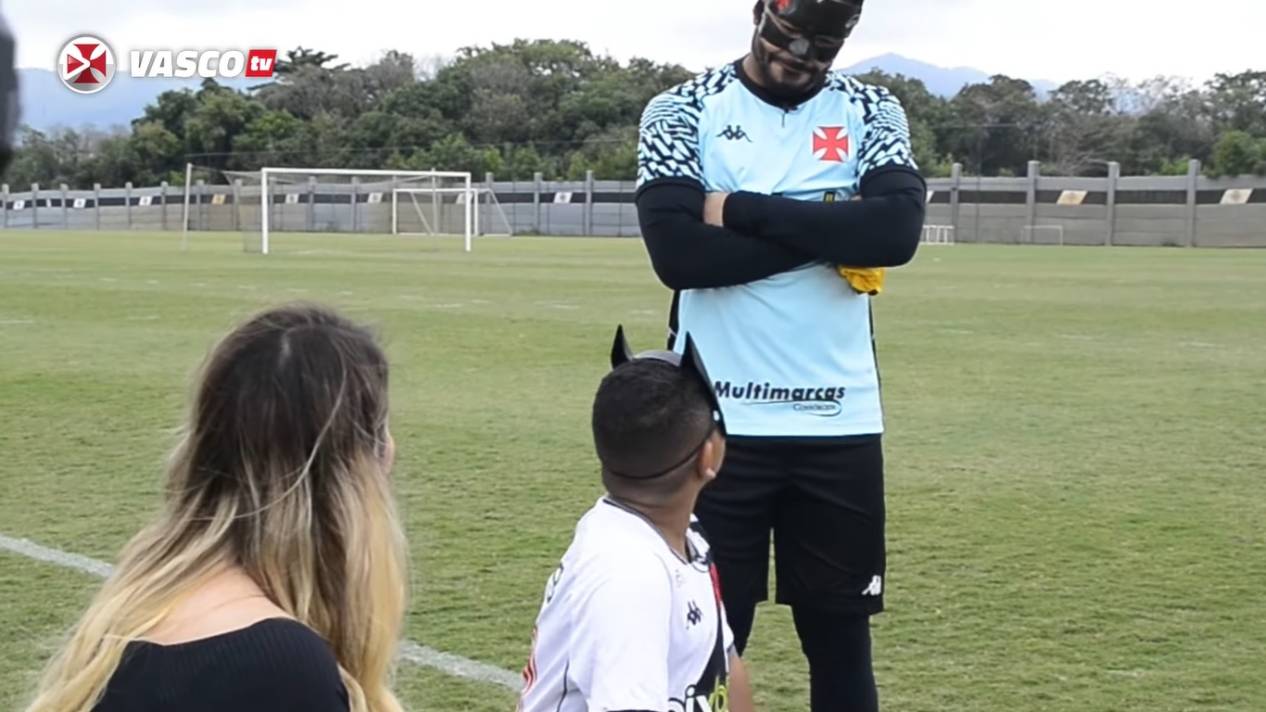 Thiago Rodrigues surpreende pequeno vascaíno no CT Moacyr Barbosa