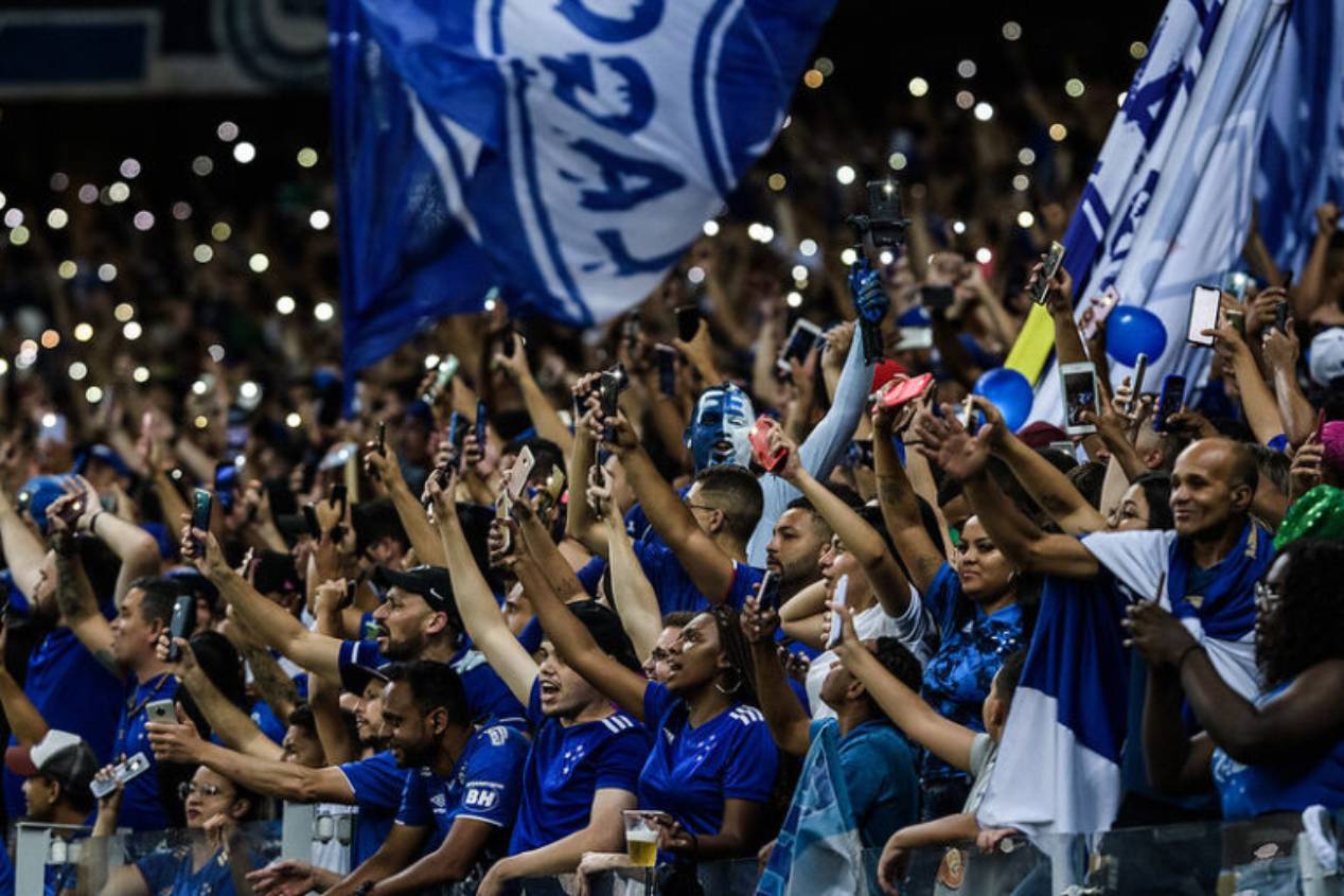 Torcida do Cruzeiro fazendo uma bela festa