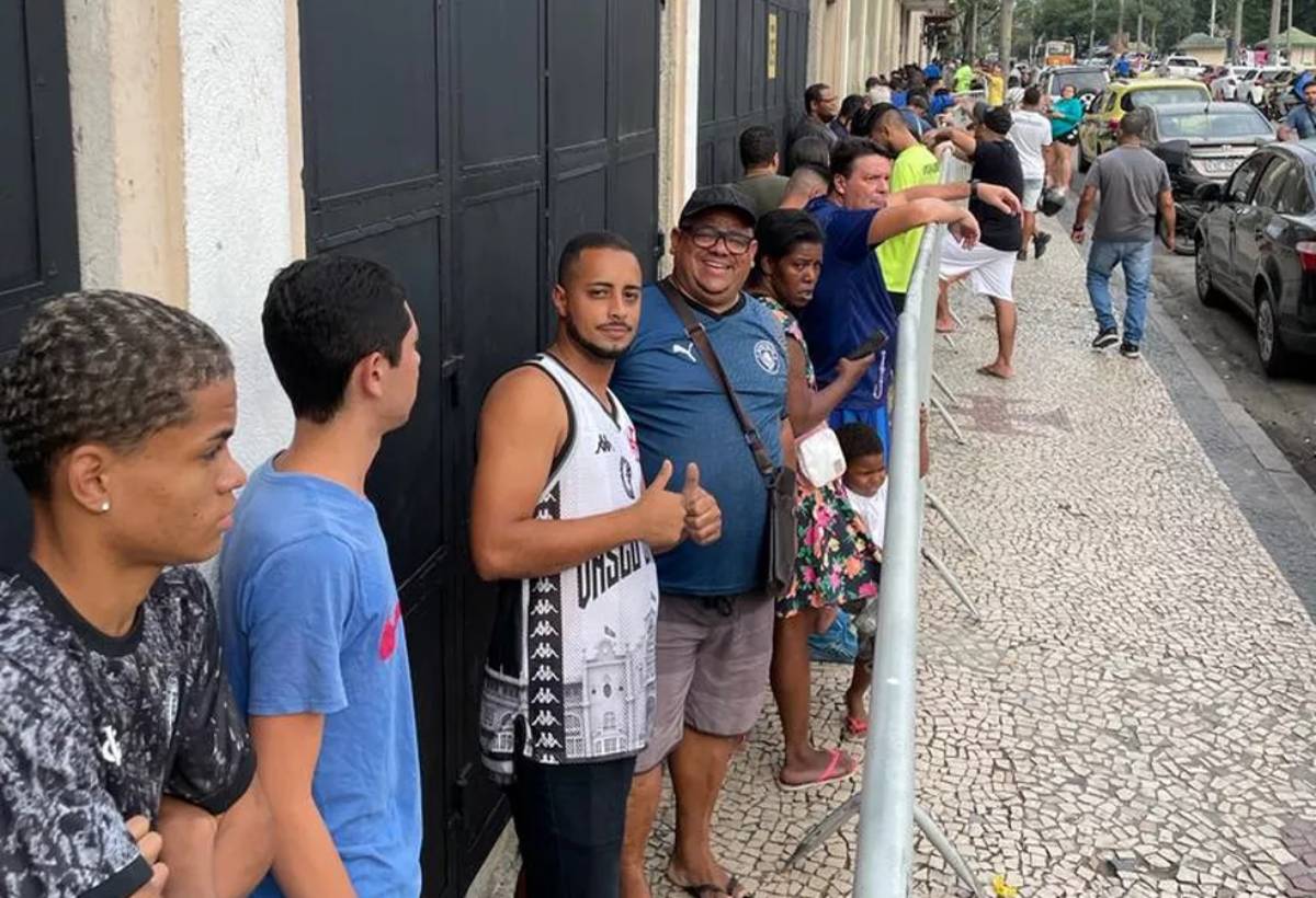 Vascaínos fazem fila em São Januário por ingressos de Vasco x Cruzeiro