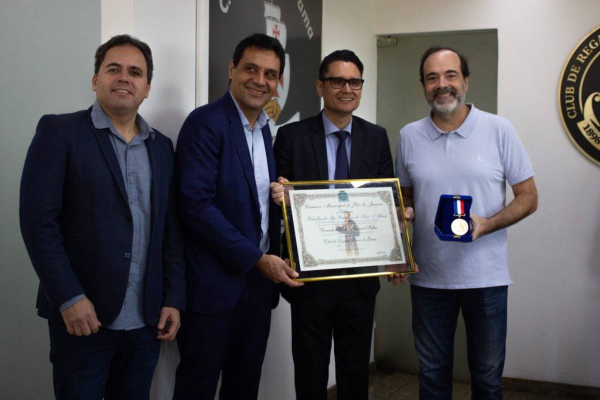 Vasco recebe medalha por serviços à causa dos animais