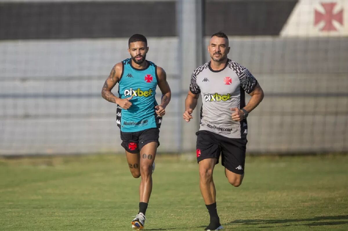 Vitinho correndo ao lado de Daniel Félix no CT Moacyr Barbosa