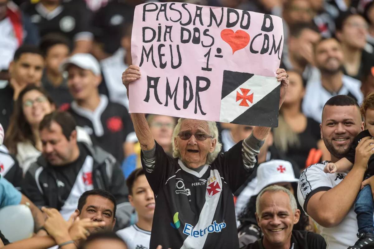 Dona Lúcia com cartaz no Maracanã