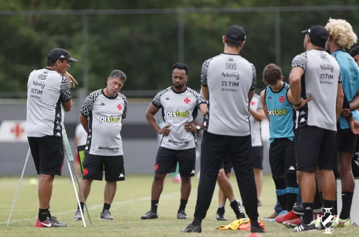 Zé Ricardo passando instruções ao elenco do Vasco, observado por Emílio Faro (1º da esquerda para a direita)