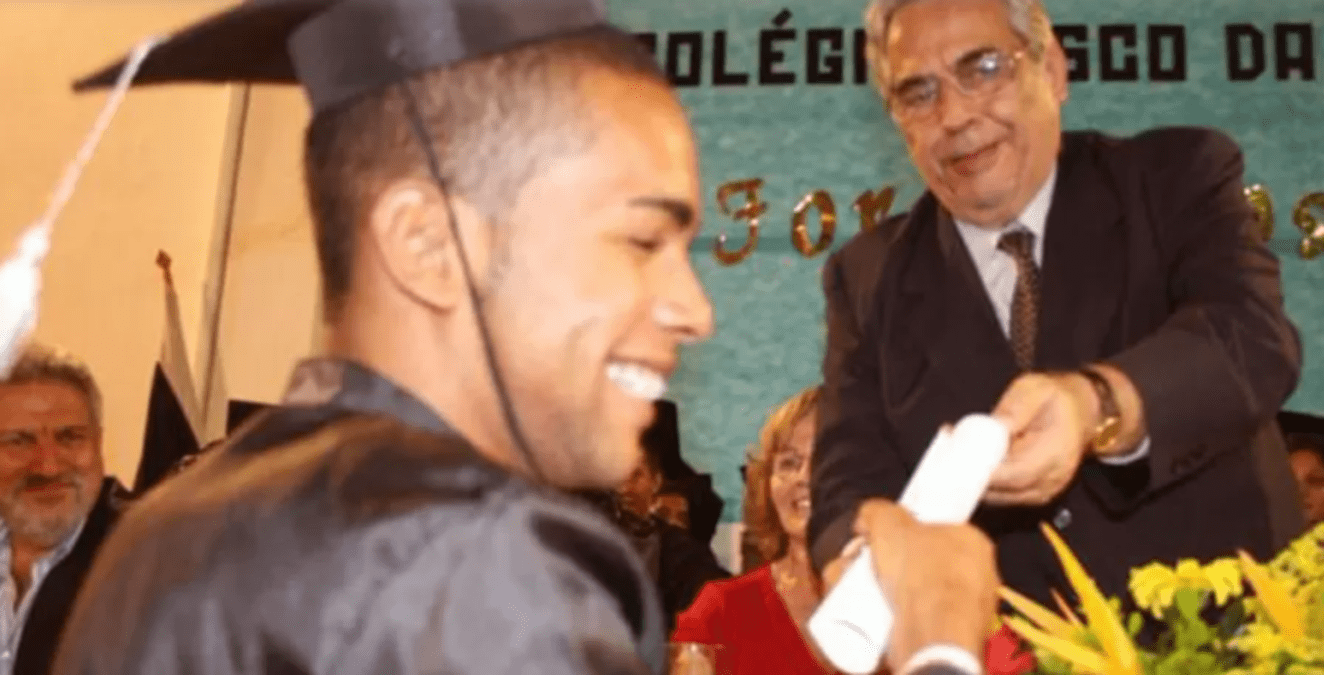 Alex Teixeira, com 17 anos, recebe de Eurico Miranda seu diploma de Ensino Médio do Colégio Vasco da Gama