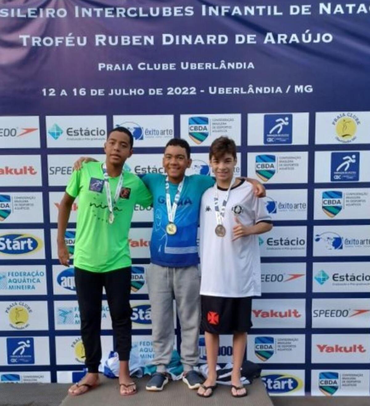 Ayrthon Coimbra (primeiro da direita) conquista a medalha de bronze no Brasileiro de Uberlândia