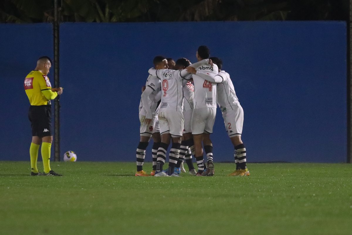 Jogadores do Vasco comemoram vitória sobre o Grêmio pelo Brasileiro Sub-20