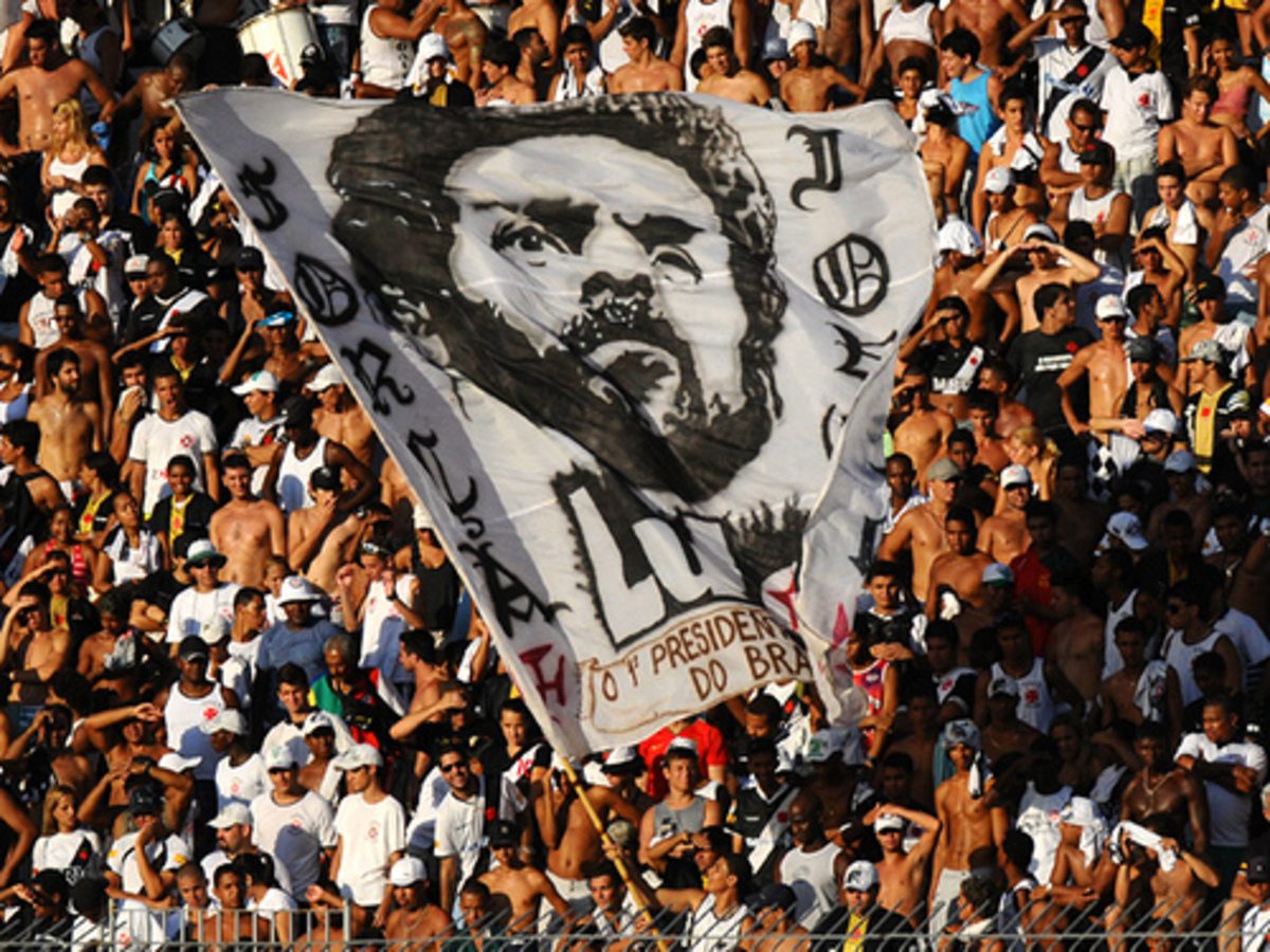 Bandeira do ex-presidente Lula na torcida do Vasco