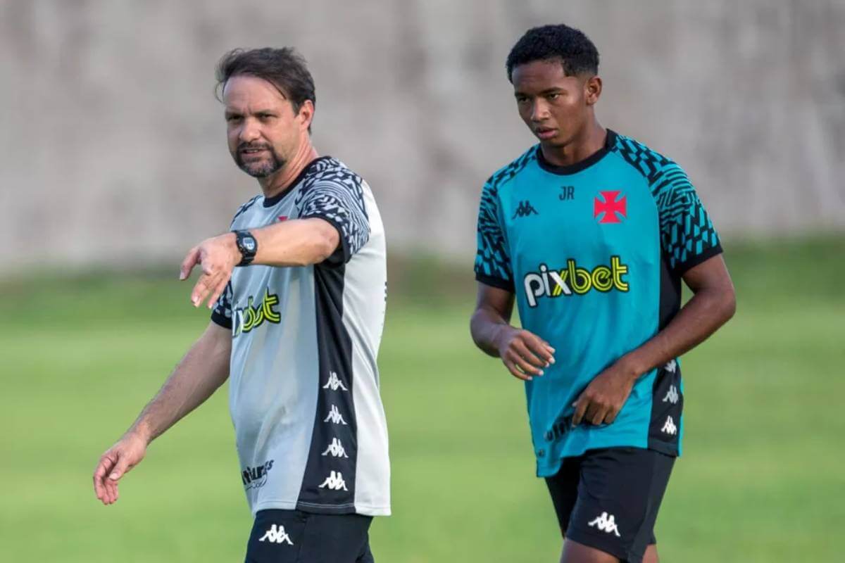 Eguinaldo e Maurício Souza durante treino do Vasco