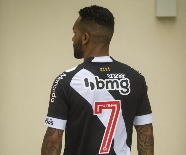 Alex Teixeira vestido a camisa 7 do Vasco