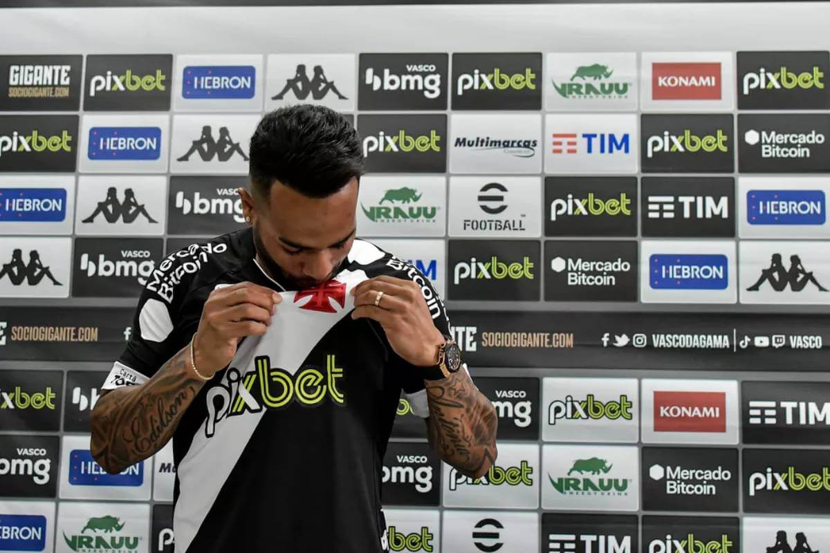 Alex Teixeira beijando o escudo do Vasco