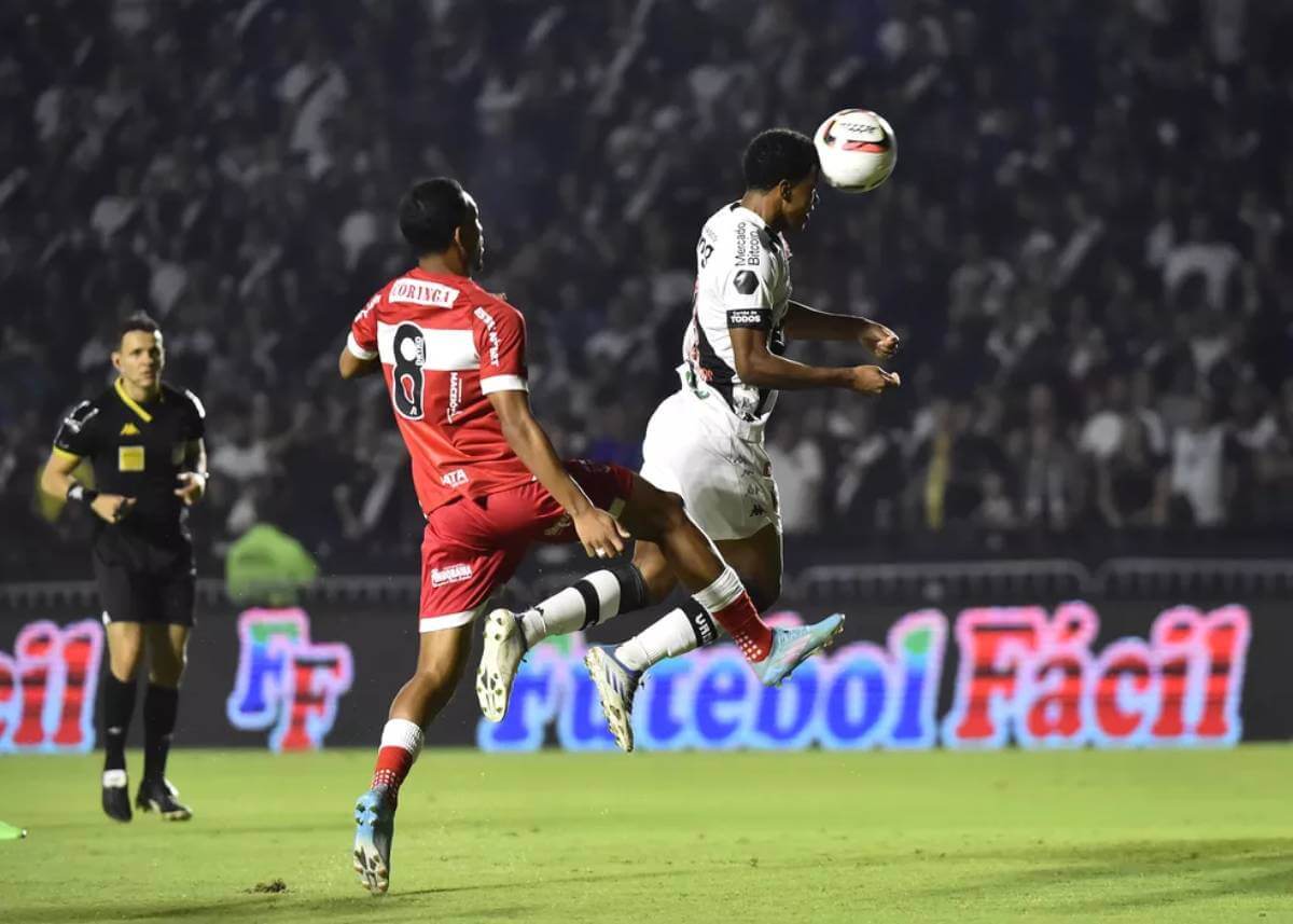 Andrey cabeceia livre para marcar gol contra o CRB