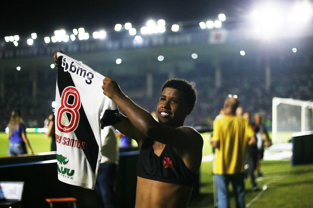 Andrey Santos mostrando camisa 8 à torcida após vitória do Vasco sobre o CRB pela Série B 2022