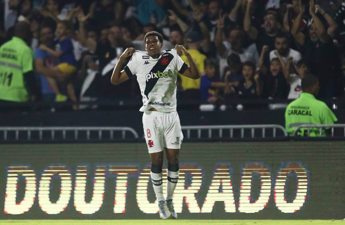 Andrey Santos comemorando gol contra o CRB em São Januário