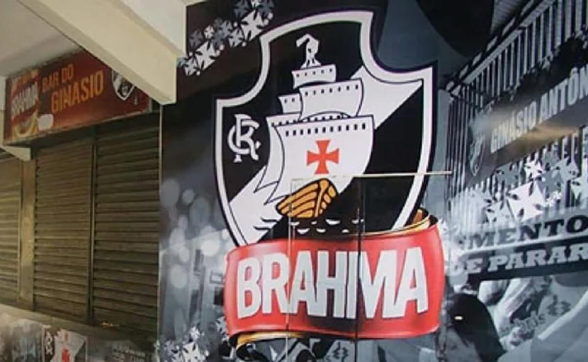 Painel da Brahma, que pertence à Ambev, em São Januário