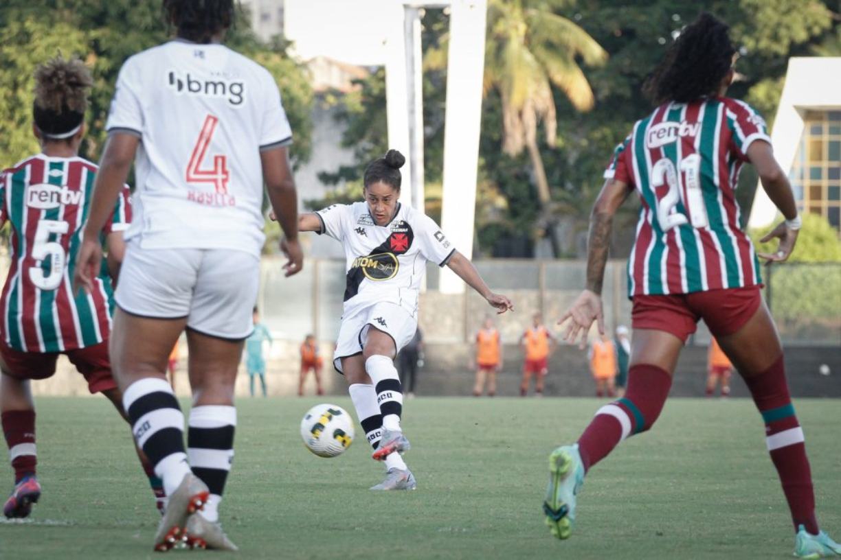 Carol Ladaga em ação pelo Vasco contra o Fluminense