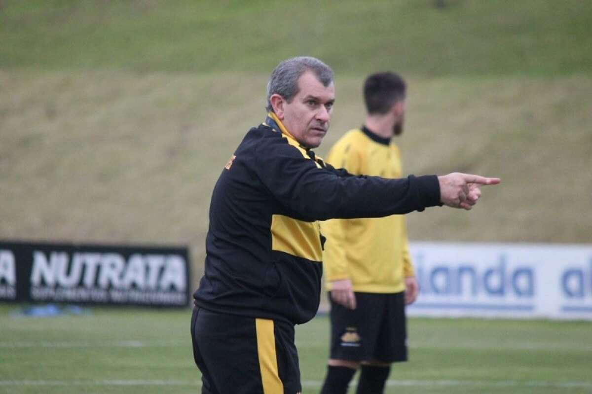 Claudio Tencati durante treino do Criciúma