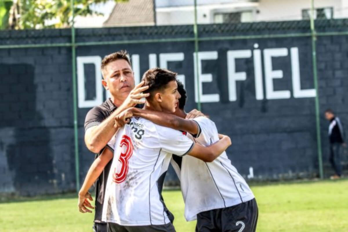 Diogo Calhau e garotos do Sub-14 do Vasco