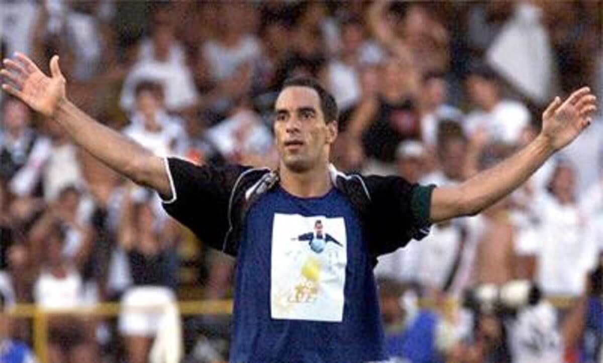 Edmundo comemorando gol contra o Manchester United no Mundial de Clubes 2000