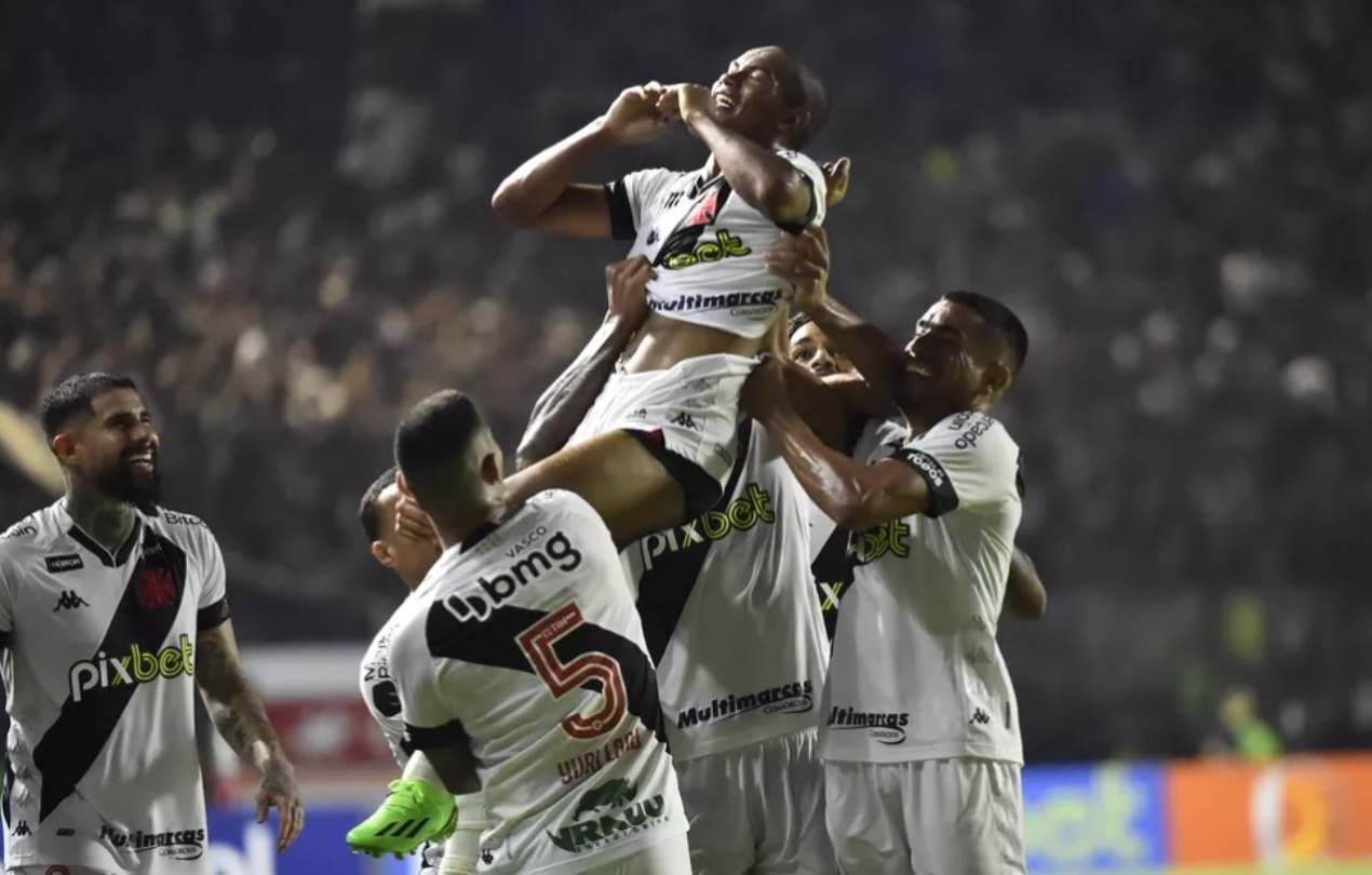Eguinaldo comemora 1º gol pelo Vasco com os companheiros