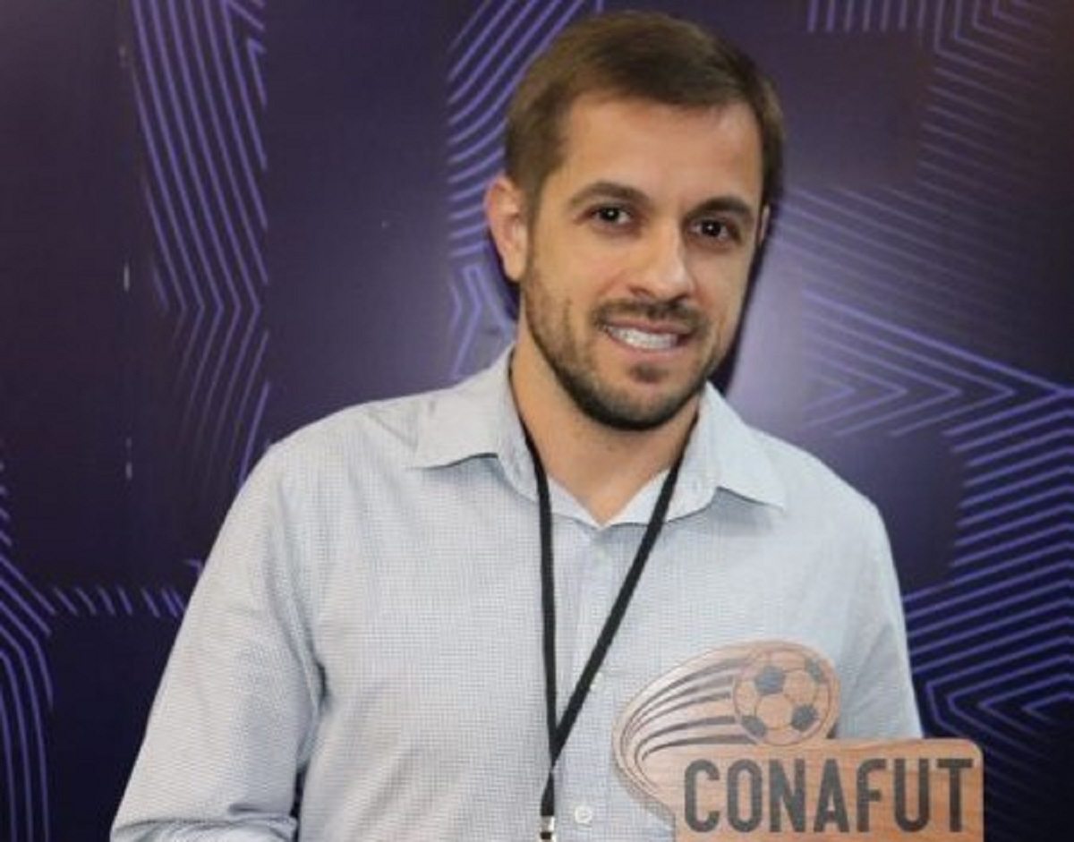 Fabio Monterosso com Prêmio Conafut dado ao Vasco
