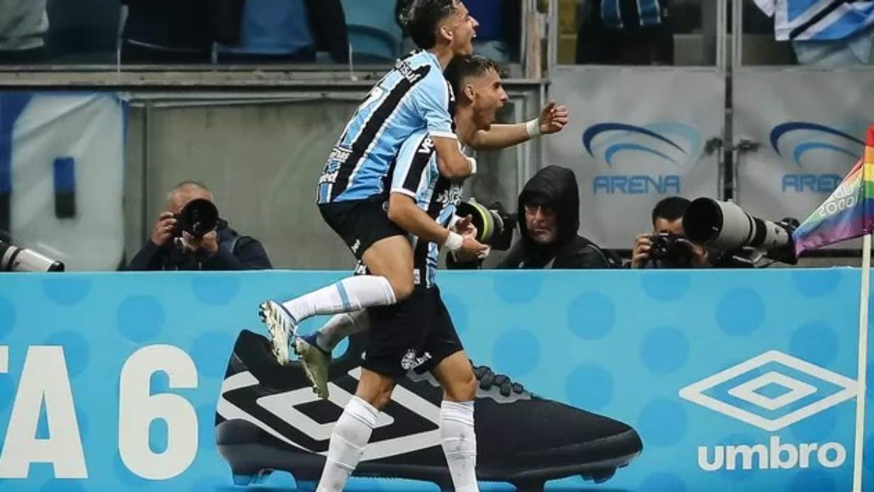 Ferreira, do Grêmio, comemora gol sobre o Náutico