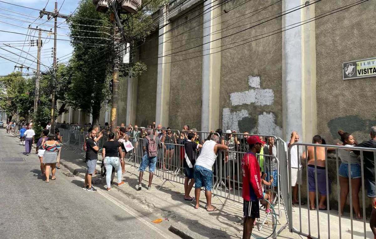 Torcida do Vasco faz fila em São Januário por ingressos para Vasco x Chapecoense
